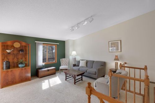 995 Edgewood Dr, Chaska, MN 55318-1670