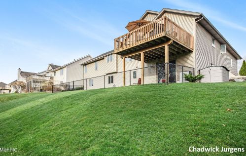 5542 Thoroughbred Dr, Wyoming MI 49418-8309 exterior