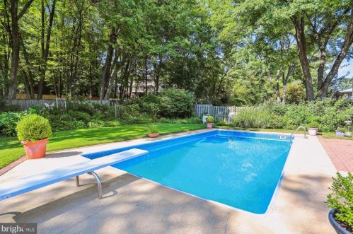 7641 Miller Fall Rd, Rockville MD 20855-1165 exterior