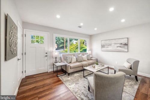 2809 James Dr, Alexandria VA  22303-1338 exterior