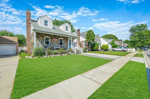 39 Gold St, Valley Stream, NY 11580-4924