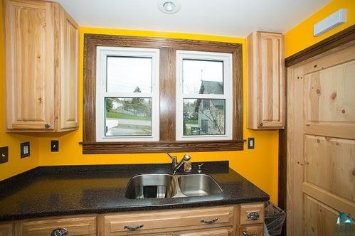 2307 12th St, Duluth, MN 55806-1207