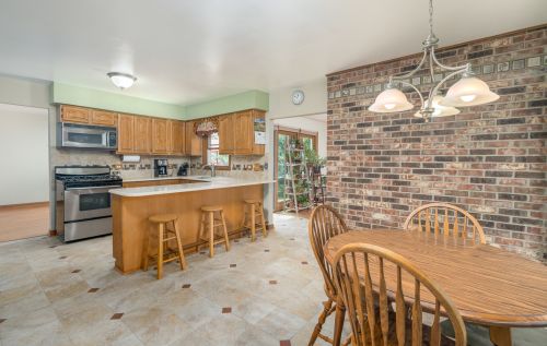 942 Kirk Ave, Elmhurst IL 60126-5143 exterior