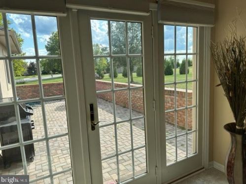 381 Thornhill Dr, Hanover PA  17331-7976 exterior