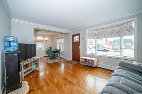 43 Tameling Ave, Babylon, NY 11702-3606