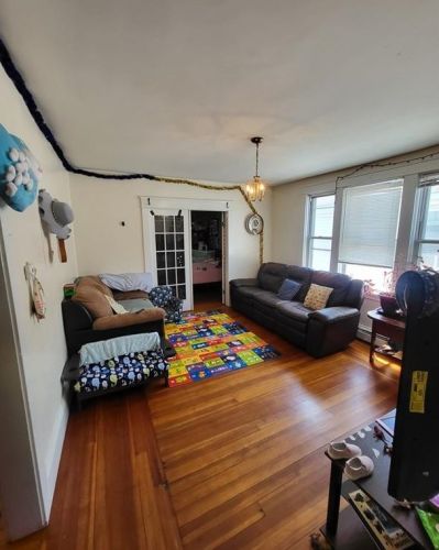 77 Clarence St, Providence RI 02909-3504 exterior