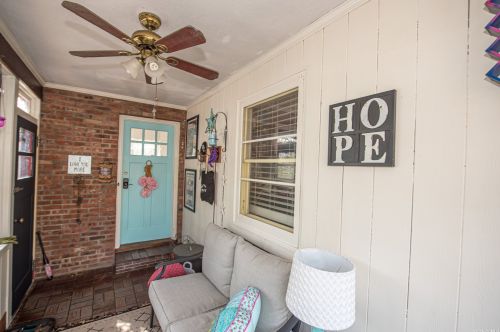 37 Chateau Dr, Huntington Station NY 11747-4131 exterior