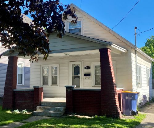 1041 Park St, Grand Rapids, MI 49525-2635