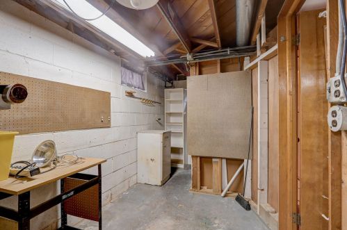 7501 Honey Crk Dr, Milwaukee WI 53221-4062 exterior