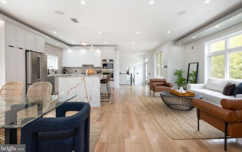 6627 Lincoln Dr, Philadelphia PA exterior