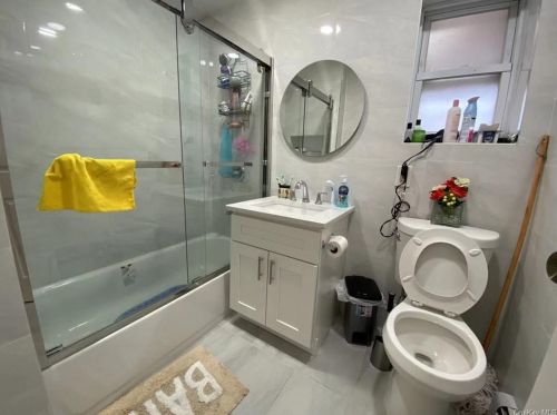 2780 Sampson Ave, Bronx NY 10465-2904 exterior