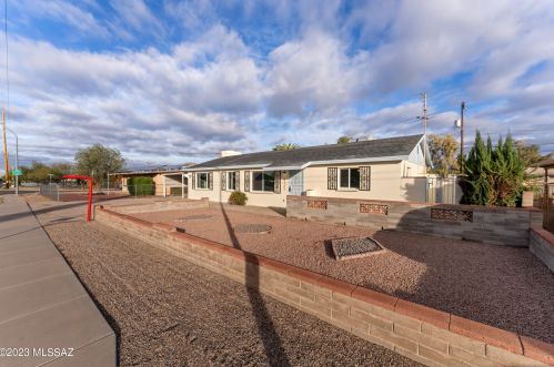 6121 29th St, Tucson, AZ 85711-6813