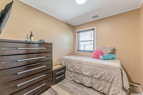 59 Avondale St, Valley Stream NY 11581-1801 exterior