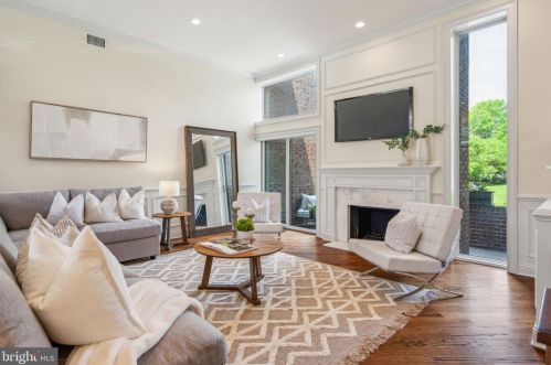 230 Locust St, Philadelphia, PA 19106-3901