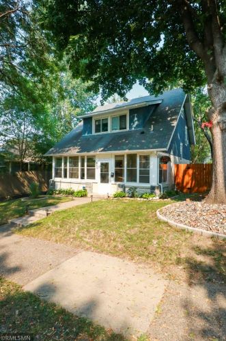 566 Bellows St, Saint Paul, MN 55107-2749