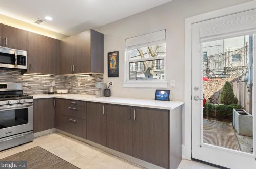 2137 Christian St, Philadelphia PA  19146-1209 exterior