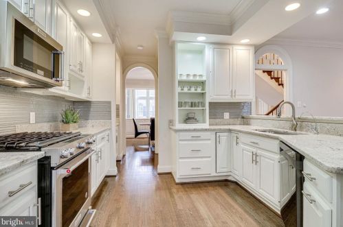 6636 Hampton View Pl, Mc Lean VA 22101-6003 exterior