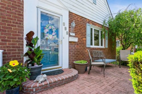 104 Ann St, Valley Stream, NY 11580-2702
