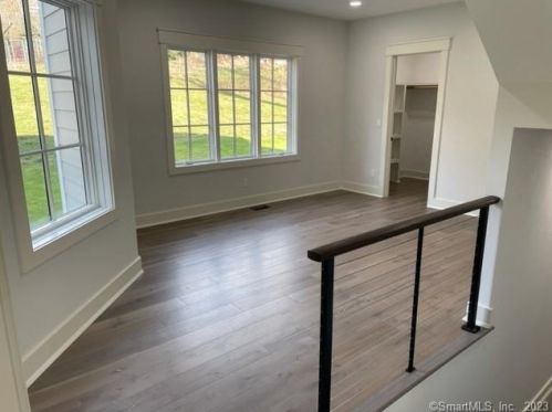 6 Singing Wood Ct, Norwalk CT 06850-1223 exterior