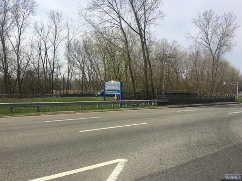 7 Millay Ct, Teaneck NJ 07666-6485 exterior