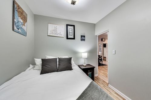 3823 Ravenswood Ave, Chicago IL 60660-2320 exterior