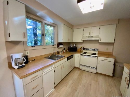 278 Cliffside Dr, Torrington CT 06790-2243 exterior