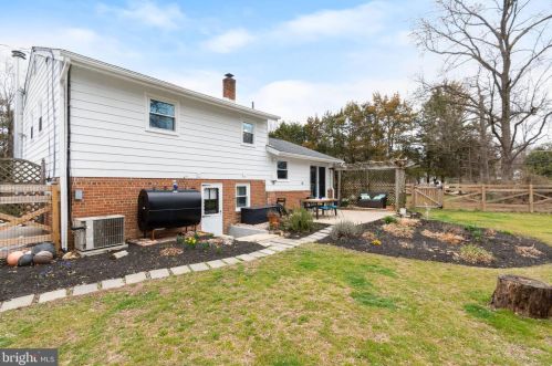 8901 Vly Frg Dr, Alexandria VA exterior