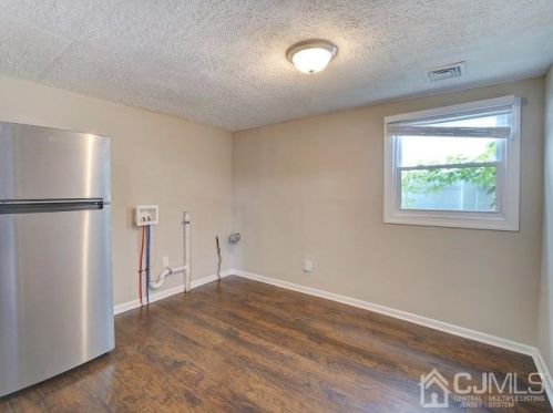 64 Glendale Ave, Edison NJ 08817-5266 exterior