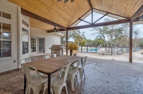 1105 Crystal Crk Dr, Austin TX 78746-4728 exterior