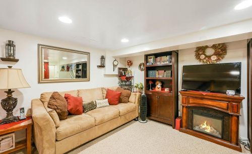 29 Vondran St, Huntington Station NY 11746-2548 exterior