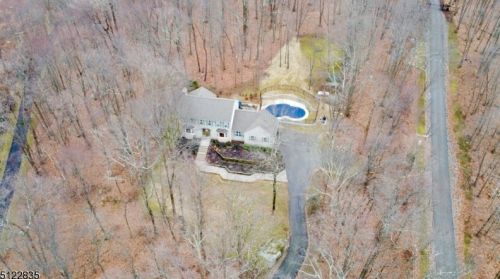 14 Perona Rd, Andover, NJ 07821-5000