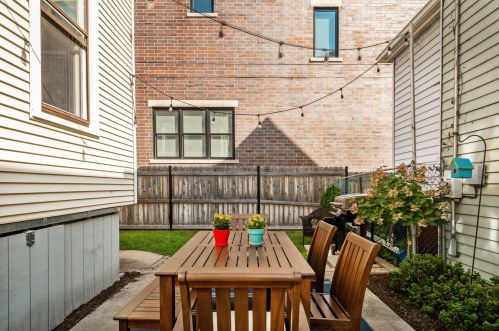 1338 Grace St, Chicago IL  60613-2825 exterior