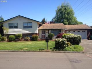 444 155th Pl, Portland, OR 97233-3155