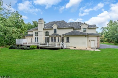 2 Caruso Ct, Bridgewater NJ 08807-2149 exterior