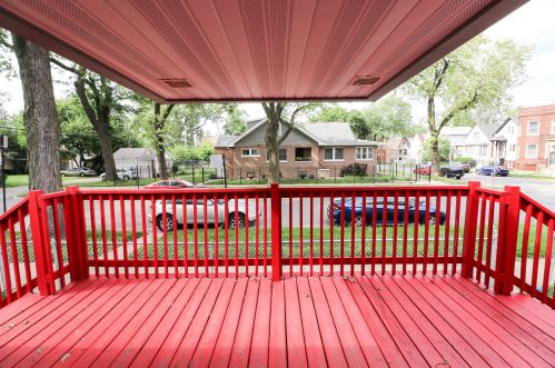 6500 Eberhart Ave, Chicago, IL 60637-3206