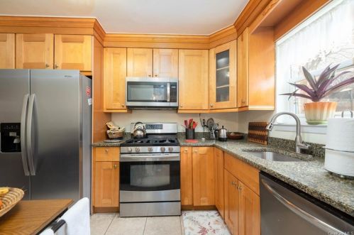 3917 De Reimer Ave, Bronx NY 10466-2128 exterior