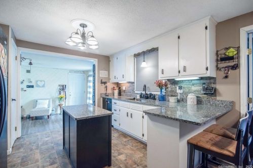 21 Betty Rd, Enfield CT 06082-2624 exterior