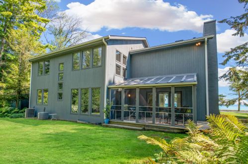 7481 Bch Dr, Milwaukee WI 53217-3664 exterior