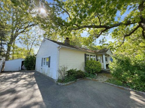 392 Oakwood Rd, Huntington Station, NY 11746-7215