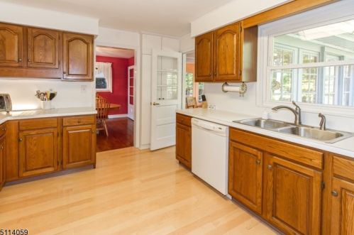 1490 Fox Trl, Mountainside NJ 07092-1301 exterior