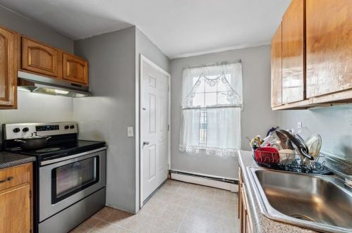 91 Peace St, Providence RI 02907-1550 exterior