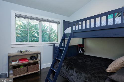 6825 Old Chesterbrook Rd, Mc Lean VA 22101-4408 exterior