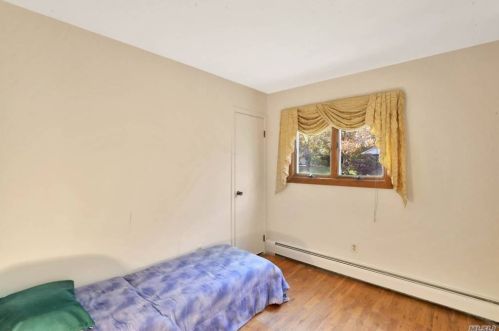 42 Cross Bow Ln, Commack NY 11725-1204 exterior