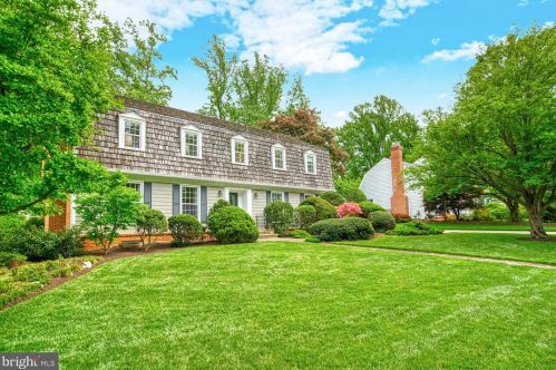 8005 Coach St, Rockville, MD 20854-3810