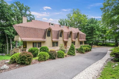 22 Carolyn Pl, Armonk NY 10504-1101 exterior