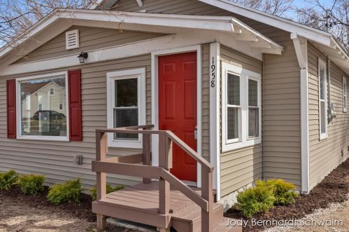 1958 Kinsey St, Meskegon, MI 49441-2913