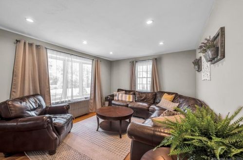 360 Taylor Rd, Enfield CT 06082-4042 exterior