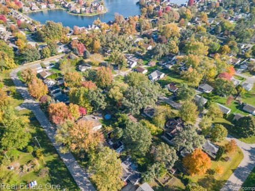 2475 Culbertson Ave, Rochester MI 48307-4610 exterior