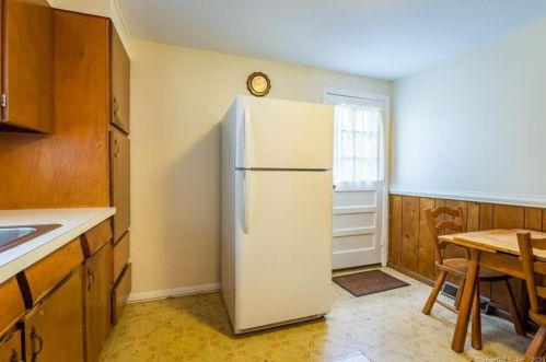 6 Caroline Dr, Milford CT 06461-2715 exterior