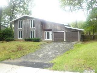 20 Deepdale Dr, Commack, NY 11725-5506